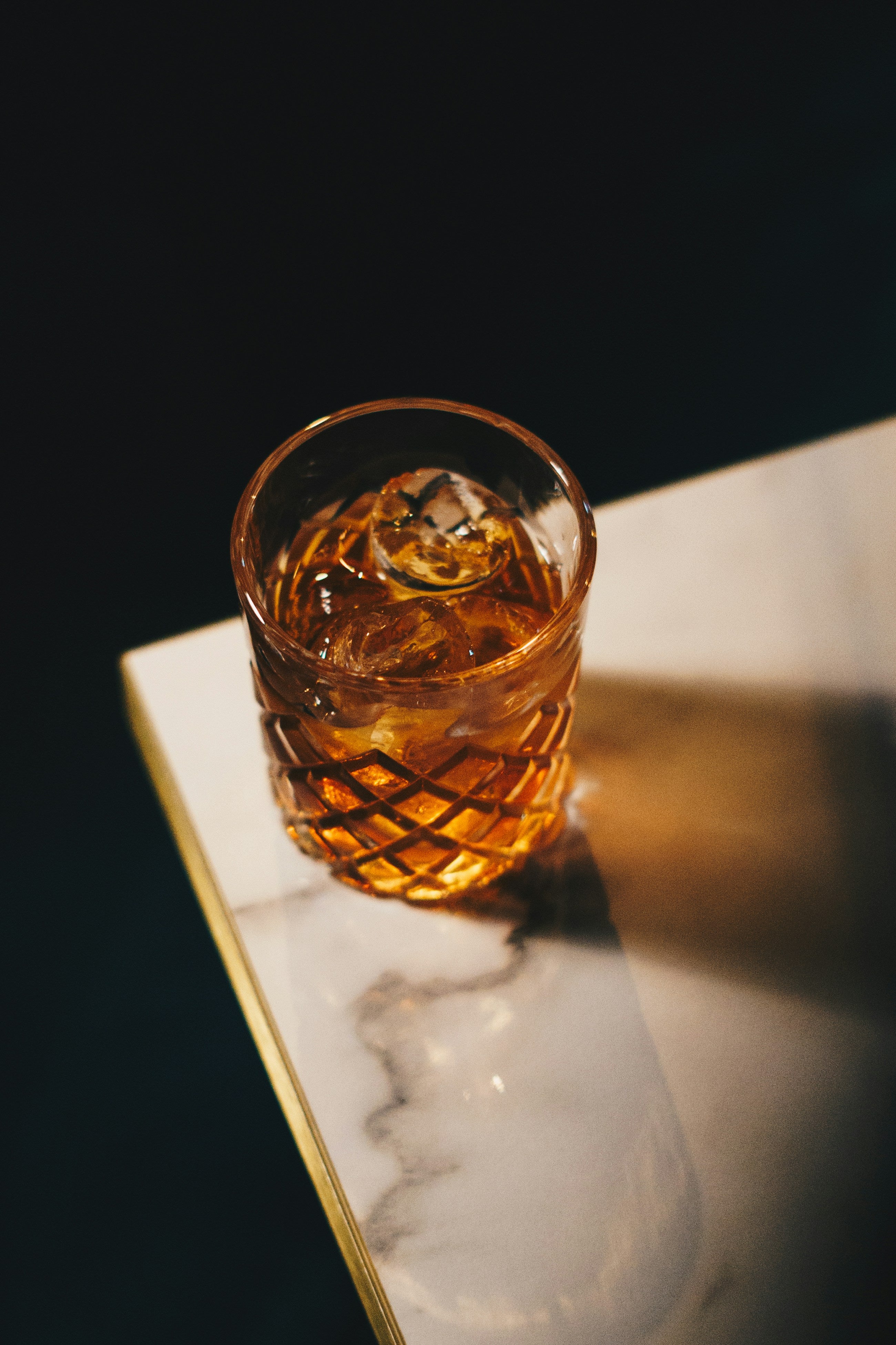 Whiskeyglas auf Holztisch in warmem Licht – ROZAY Ritual